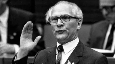 C'est le principal dirigeant de la RDA de 1971 à 1989. Il a occupé, de 1976 à octobre 1989, les postes de secrétaire général du Parti socialiste unifié d'Allemagne (SED) ainsi que de président du Conseil d'État. Il démissionne le 18 octobre 1989, dans le contexte de crise du régime.