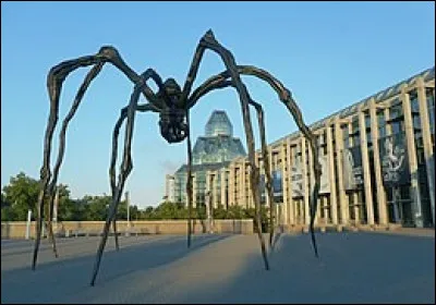 Qui a réalisé cette araignée géante en bronze intitulée "Maman" ?
