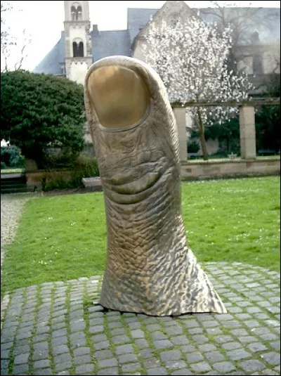 Qui est l'auteur de ce pouce en bronze ?