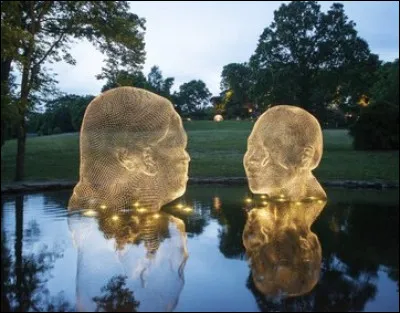 Qui est ce sculpteur espagnol jouant sur la transparence des silhouettes ?