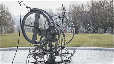 Qui est l'artiste ayant conçu ces fontaines métalliques animées dans les années 80 ?