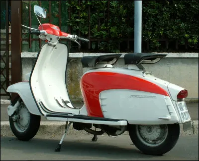 Quel est ce constructeur italien en L, producteur depuis 1947 d'un scooter biplace ?