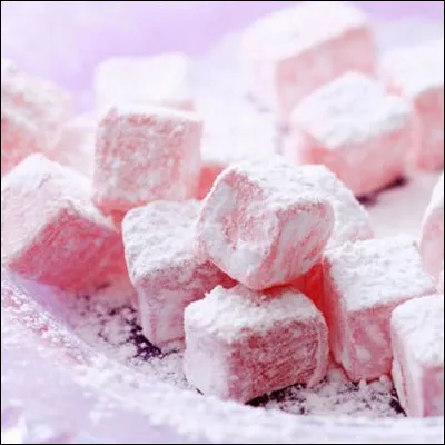 Quelle est cette confiserie en L, d'origine turque à base d'amidon, de fécule, de sucre et de miel, bonbon aromatisé à l'eau de rose ?