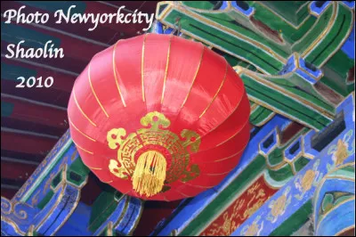 Quelle est cette lanterne en L, d'origine chinoise en matériau divers, objet de décoration très populaire en Asie ?