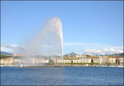 Quel est ce lac en L d'origine glacière, plus grand lac alpin d'Europe qui sert de frontière entre la Suisse et la France ?