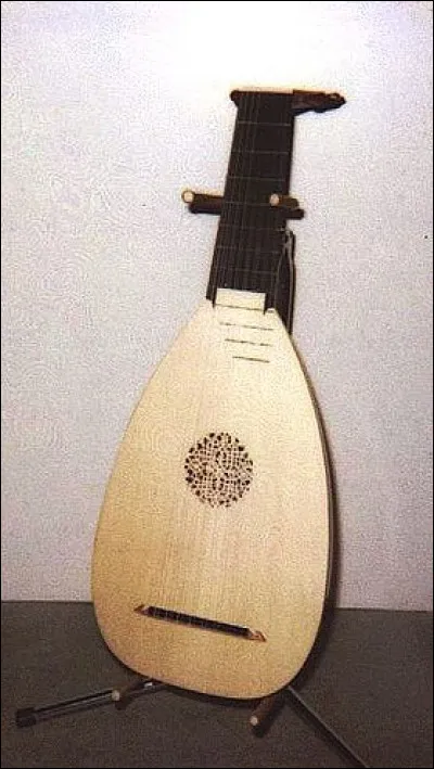 Quel est cet instrument de musique en L très populaire pendant la Renaissance, il est en bois à cordes pincées , fabriqué par un luthier ?