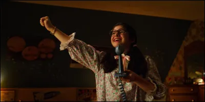 Dustin décrit sa petite amie en disant qu'elle est plus belle que...