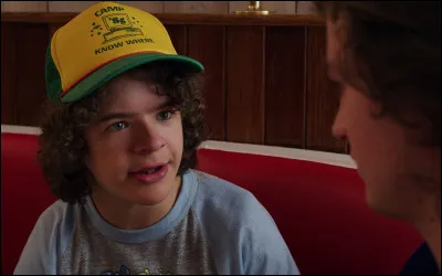 Quel est le code secret des Russes que Dustin interrompt ?