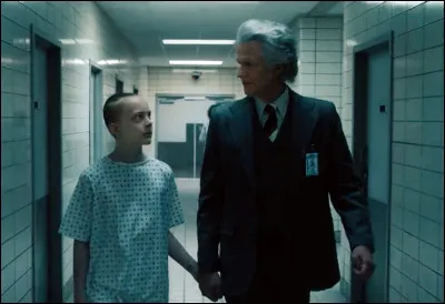 Qui est avec le docteur Brenner quand 01 tue tout le monde ?