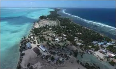 Situé au centre du Pacifique, ce vaste ensemble de trois archipels, anciennement connu sous le nom des îles Gilbert, chevauche à la fois l'équateur et l'antiméridien 180° déterminant le changement de jour.