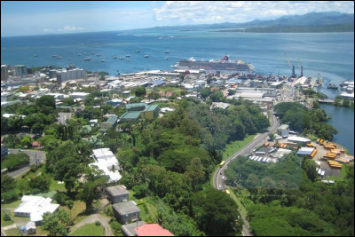 Cet archipel, le plus à l'Est de la Mélanésie, au nord du tropique du Capricorne, est le plus peuplé (après l'Australie et la Nouvelle-Zélande) des Etats océaniens, avec 935 000 habitants pour une densité de 51 habitants/km² :
