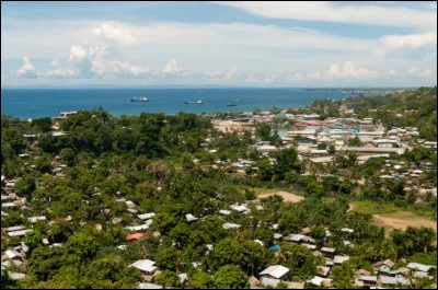 Situé au coeur de la Mélanésie, à l'Est de la Nouvelle-Guinée, c'est le 2e par la population avec 685 000 habitants et une densité de 24 habitants/km² : il s'agit des îles ...