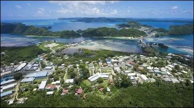 C'est l'archipel le plus à l'ouest, en bordure de la mer des Philippines ; ce paradis fiscal figurant sur la liste de l'UE, de 465 km² et 21 000 habitants, est découpé en seize États répartis sur plusieurs centaines d'îles dont seulement quelques-unes sont habitées.