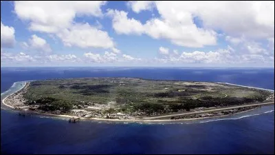 C'est l'un des plus petits États du monde avec une population d'à peine 10 000 habitants. L'île, d'une superficie de 21,3 km, située à 42 km au sud de l'équateur, appartient à la Micronésie