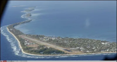 Ce petit Etat de 26 km², peuplé de 11 000 habitants, est un archipel constitué de neuf atolls qui sont tous habités. Il est situé dans le prolongement de la Micronésie, au sud de l'équateur.