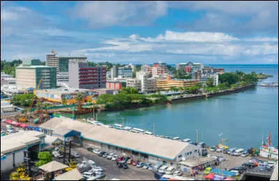 La capitale des Fidji, située sur la côte sud-est de l'île de Viti Levu, est la 2e plus grande ville avec 74 000 habitants :