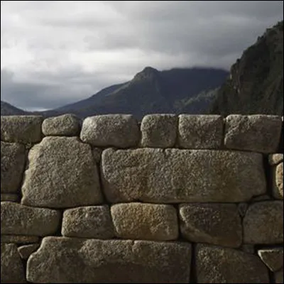 Quelle est la longueur du mur séparant la zone agricole de la ville ?
