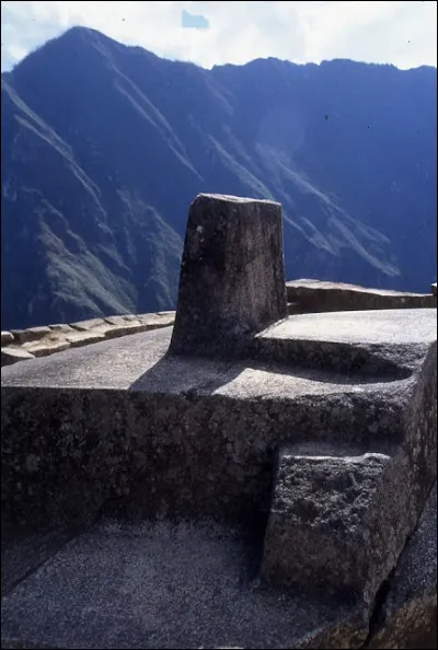 Tout en haut de cette pyramide se trouve la pierre Intihuatana, autour de laquelle les gens venaient se rassembler pour vénérer leur dieu. Quel est son autre nom ?