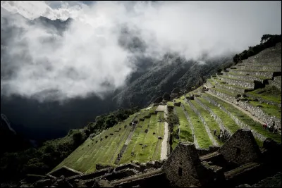 Parmi la centaine de points touristiques que compte la citadelle, nous allons en admirer quelques-uns. Que sont ces immenses escaliers à flanc de montagne ?