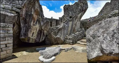 Quel est ce temple en photo où le rocher à l'arrière représente les ailes d'un oiseau emblématique des Andes ?