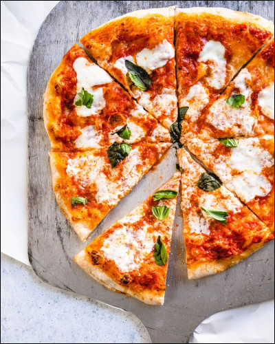 Originaire de Naples, cette pizza est composée de tomates, basilic et de mozzarella. Quel est cette pizza ?