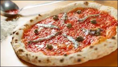 Garnie de tomates, doignons, danchois et de fromage caciocavallo, il s'agit de la...