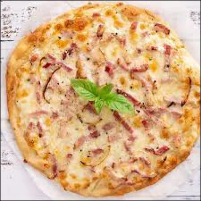 Cette pizza rappelle un célèbre plat de pâtes italien, c'est la...