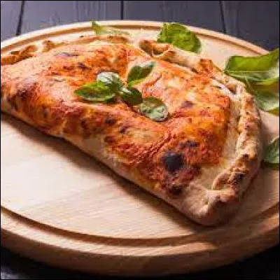 Typique des Pouilles, en Italie, c'est une pizza qui se mange fermée en forme de demi-lune. Il s'agit de la...