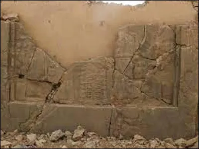 C'est le nom donné au site, près de l'actuelle Mossoul, où se trouvait Kalkhu, l'une des plus grandes cités de la Mésopotamie antique ; elle s'étendait sur environ 360 hectares à son apogée, lorsqu'elle était la capitale de l'Assyrie avant d'être détruite dans les années 614-612 av. J.-C., lors de la chute de l'empire assyrien. Les importants vestiges ont été ravagés par l'Etat islamique (image).