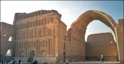 Située sur le Tigre, près de l'actuelle Bagdad, elle a été fondée par les Parthes, puis est devenue capitale de la Perse sous les Sassanides. En 637, elle est ravagée lors de la conquête musulmane de la Perse.