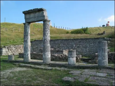 Fondée en 575 av. J.-C. sur la côte de Tauride (Crimée actuelle) par des colons grecs de Milet, elle devient la capitale du royaume du Bosphore, puis ville romaine et byzantine.