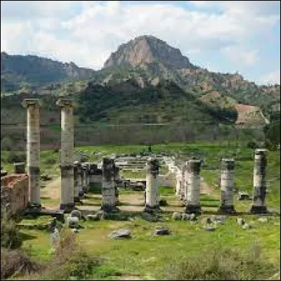 Cette ville d'Asie mineure, capitale de la Lydie et du roi Crésus, prise par Cyrus, devient ensuite capitale d'une satrapie perse.