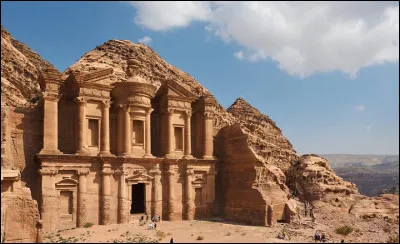 Située dans l'actuelle Jordanie, elle a été fondée vers la fin du VIIIe siècle av. J.-C., par les Édomites, ensuite occupée par les Nabatéens qui la font prospérer grâce à sa position sur la route des caravanes entre l'Arabie du Sud, l'Égypte, la Syrie et la Méditerranée.