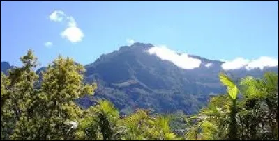 Géographie : Quel est le point culminant de l'île de La Réunion ?