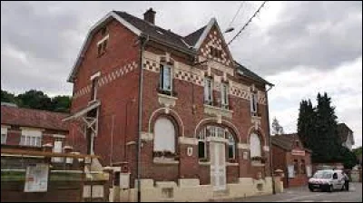 Je vous emmène maintenant dans les Hauts-de-France, à Farbus. Commune de l'aire d'attraction de Lens-Liévin, elle se trouve dans le département ...