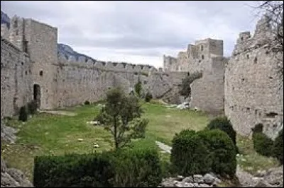 Nous sommes maintenant en Occitanie, dans la cour intérieure du château de Puilaurens. Village du Pays de Sault, il se situe dans le département ...