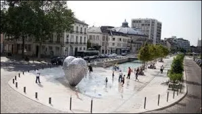 La ville de Troyes, dans l'Aube, est traversée par la Meuse.