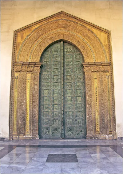 Quelle ville avait pour ancien nom "Bâb-ilou" signifiant "la porte de Dieu" ?