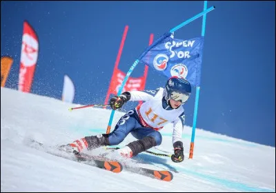 Combien de portes comporte une course de slalom pour les hommes ?