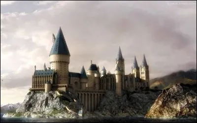 Comment s'appelle la célèbre école de sorciers dans la saga Harry Potter ?