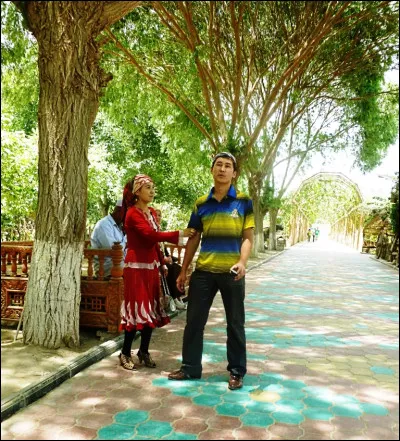 Quel est ce peuple en O, une minorité musulmane vivant dans la région chinoise automne du Xinjiang, victime d'un génocide culturel ?