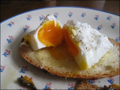 Quel est ce mets, un oeuf sans coquille cuit entier dans du liquide frémissant et servi avec des sauces diverses ?