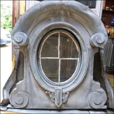 Quelle est cette ouverture en O, une fenêtre verticale ovale ou circulaire ?