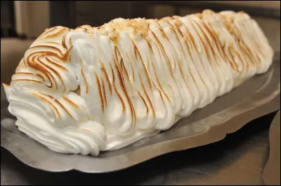 Quel est ce dessert en O à base de glace à la vanille recouverte de meringue, posé sur un fond de génoise puis flambé ?