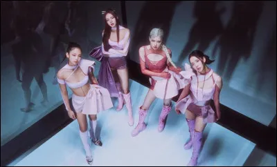 Qui tient une guitare dans ses mains ?