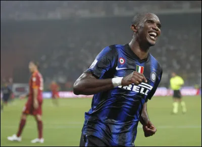 Samuel Eto'o a eu la chance d'avoir joué au FC Barcelone et à l'Inter Milan durant leurs grandes années et de gagner au total 15 trophées dans ces clubs. Quel est le seul trophée qu'il n'a jamais gagné dans ces 2 clubs ?