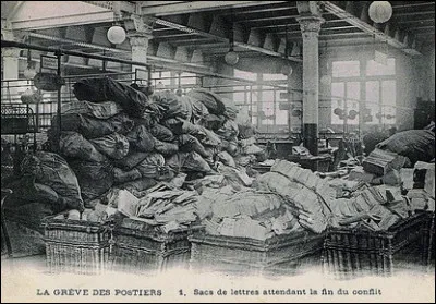 En quelle année a lieu la première grève des fonctionnaires à la Poste ?
