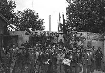 Fait nouveau, les ouvriers occupent les usines bloquant ainsi la production. En quelle année démarrent ces confits sociaux ?