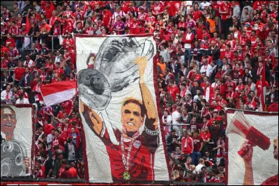 Fait-il partie du top 10 des joueurs les plus capés de l'histoire du Bayern (joueurs ayant joué le plus de matchs) ?