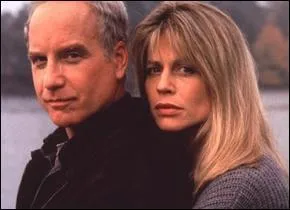 En 1994, elle tourne dans 'Silent Fall', avec Richard Dreyfuss, ___________ :